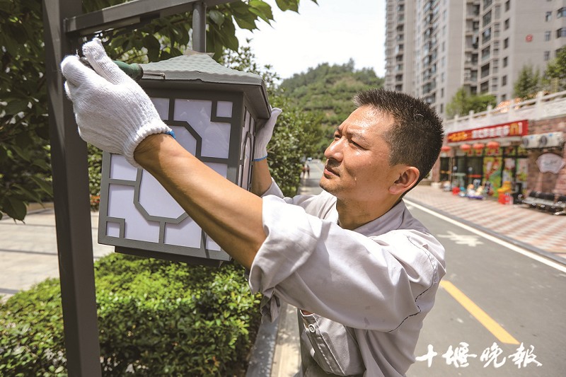 酷暑中的社区守护者：电梯维修工与物业工程维护员的辛勤汗水插图1