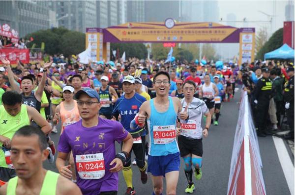 2019南京马拉松激情开跑：最美赛道穿越五大区，跑友大赞山水城林之美插图4