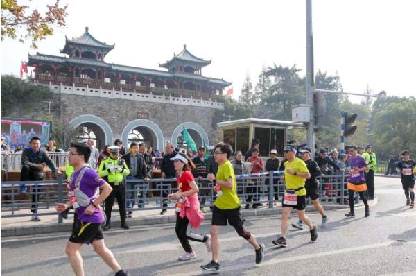 2019南京马拉松激情开跑：最美赛道穿越五大区，跑友大赞山水城林之美插图5