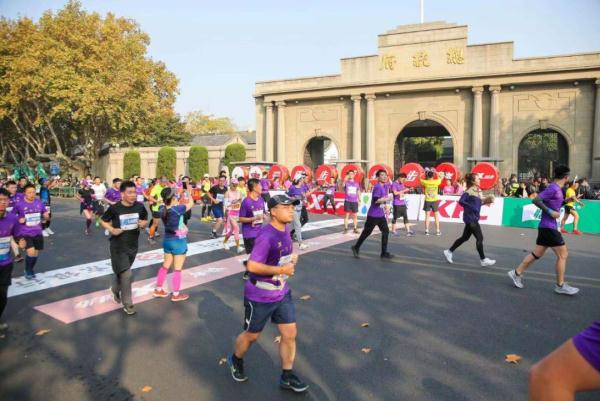 2019南京马拉松激情开跑：最美赛道穿越五大区，跑友大赞山水城林之美插图7